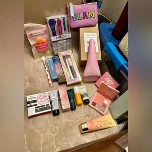 🎉BUNDLE SALE🎉Adorable Christmas 🎄Bundle of🎅🏻Makeup, Skincare and Tools💕